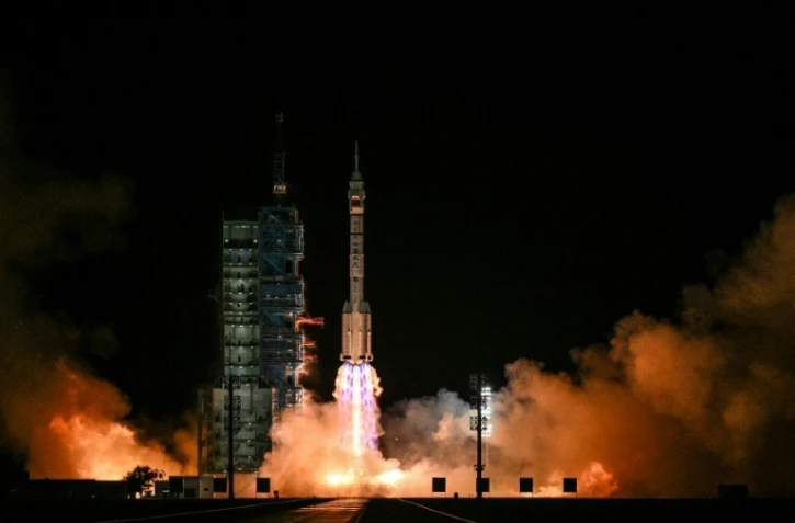 La fusée chinoise Longue Marche-2F transportant le vaisseau spatial Shenzhou-21 et un équipage de trois astronautes, décolle du Centre de lancement de satellites de Jiuquan, dans le désert de Gobi, au nord-ouest de la Chine, le 31 octobre 2025
