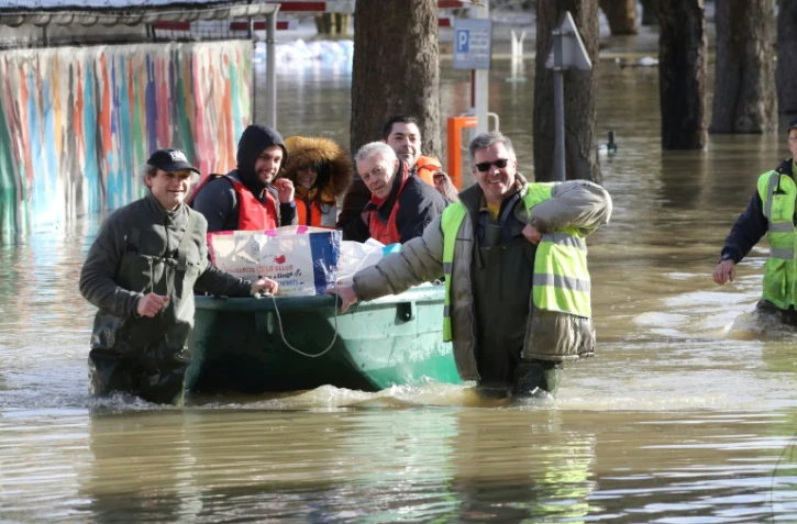 Des employés municipaux transportent des habitant en barque sur la Marne en crue à Gournay-sur-Marne près de Paris, le 2 février 2018