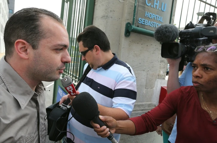 Francois Lambert le 15 juillet 2015 devant l'hôpital à Reims