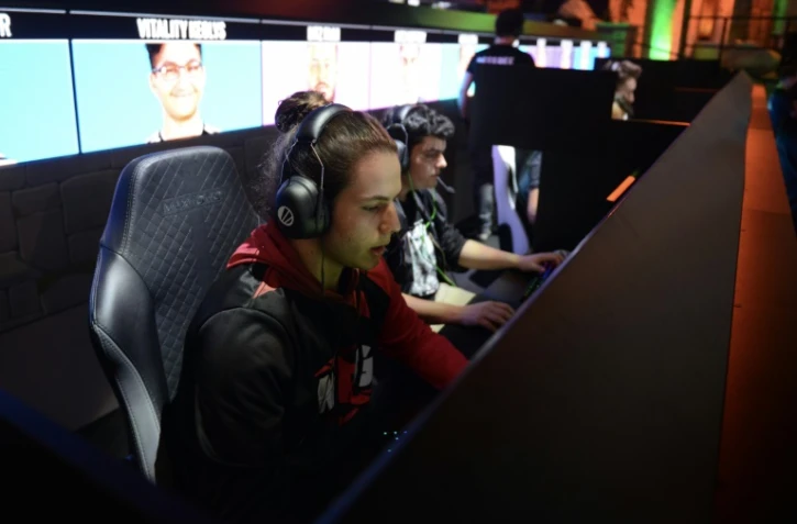 Des joueurs parmi les meilleurs du monde du jeu vidéo phénomène Fortnite s'affrontent à Katowice en Pologne, le 3 mars 2019 