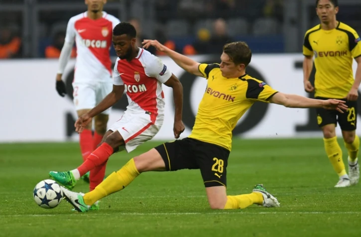 Matthias Ginter (d) de Dortmund face à Thomas Lemar de Monaco, le 12 avril 2017, à Dortmund