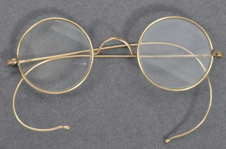 Une paire de lunettes ayant appartenu à Gandhi, sur une ohoto fournie le 19 août 2020 par la maison de vente aux enchères East Bristol Auctions