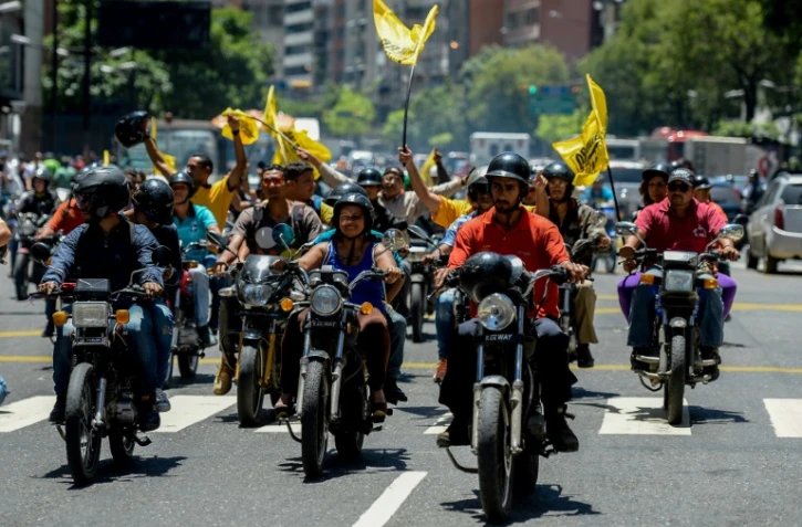 Des manifestants à moto appellent à la tenue d'un référendum révocatoire contre le président vénézuélien Nicolas Maduro, à Caracas le 4 août 2016