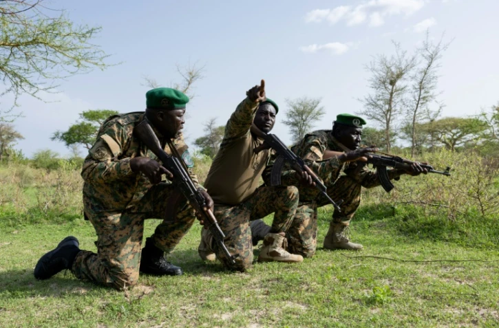 Des gardes forestiers et fauniques près de la base anti-braconnage du parc national de Zah Soo, le 12 juin 2024 à Binder, dans le sud-ouest du Tchad