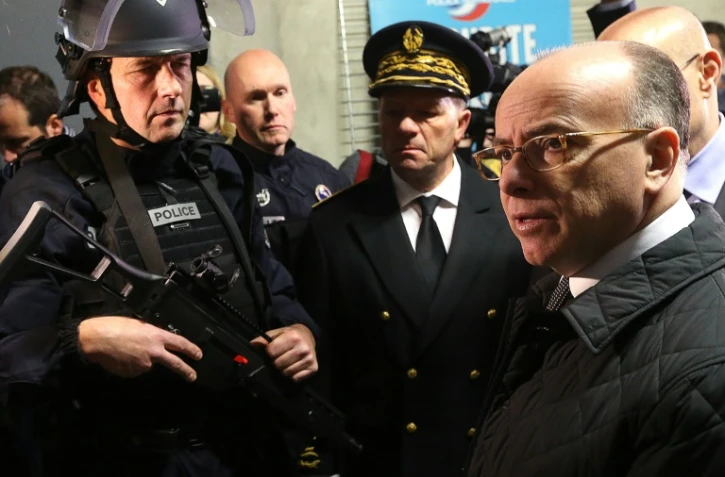 Le ministre de l'Intérieur Bernard Cazeneuve (d) à Reims, le 1er avril 2016