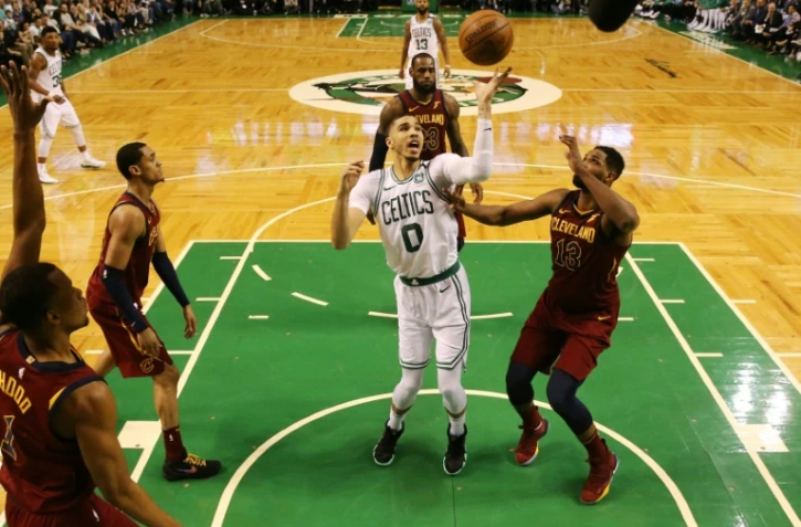 Jayson Tatum tente un panier contre les Cleveland Cavaliers dans un match dominé par les Celtics à Boston, le 13 mai 2018 