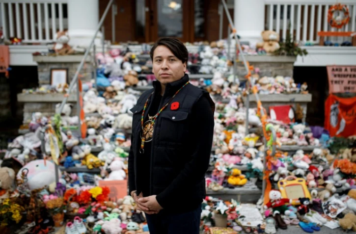 Le chef amérindien Mark Hill pose devant l'ancienne Mohawk Institute Residential School, à Brantford, au Canada, le 9 novembre 2021