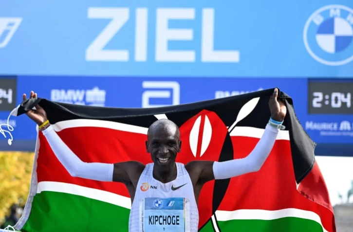 Le Kényan Eliud Kipchoge après sa victoire au marathon de Berlin, le 25 septembre 2022, avec un nouveau record du monde de la distance (2:01:09)