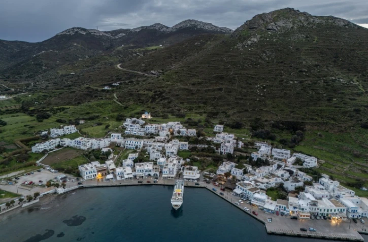 Vue aérienne du port de Katapola, sur l'île grecque d'Amorgos, le 14 février 2025