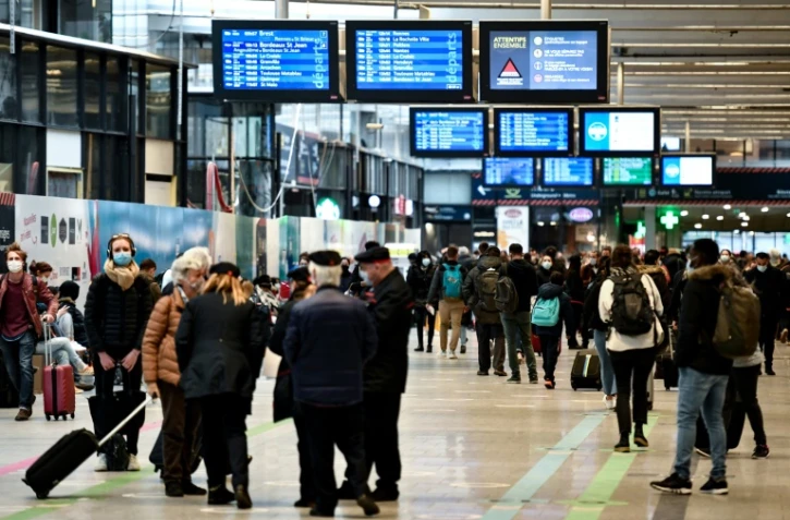 Des passagers gare Montparnasse à Paris le 3 avril 2021