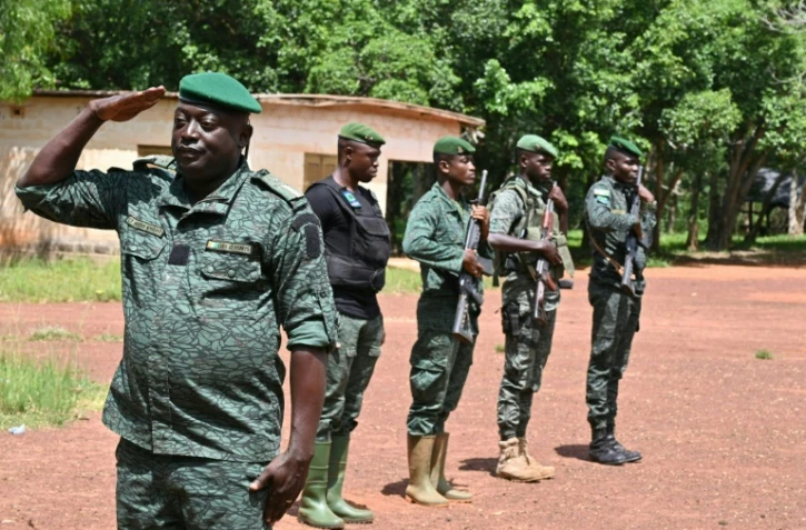 Des gardes forestiers ivoiriens se préparent à patrouiller dans la forêt classée de Téné, dans le Sud-Ouest de la Côte d'Ivoire, le 19 mai 2021