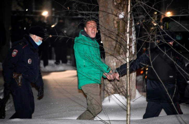 L'opposant russe Alexeï Navalny escorté hors d'un commissariat de police le 18 janvier 2021, à Khimki, près de Moscou