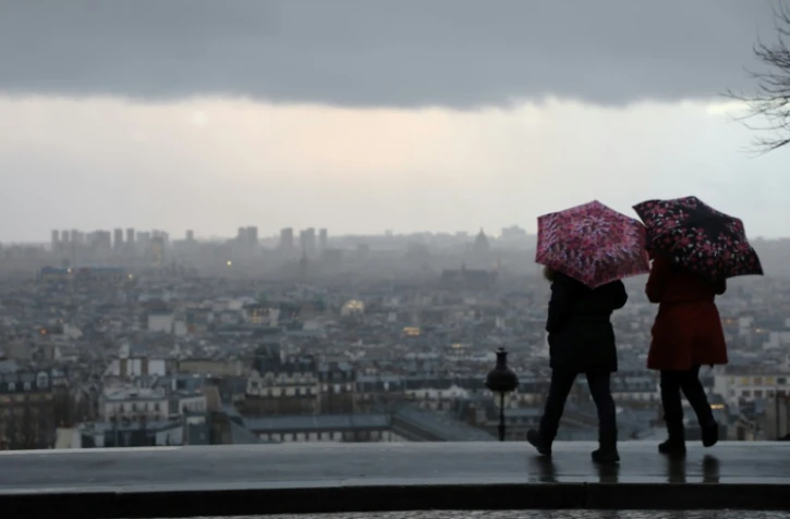 Des promeneurs sur la Butte Montmartre, à Paris, le 16 janvier 2018