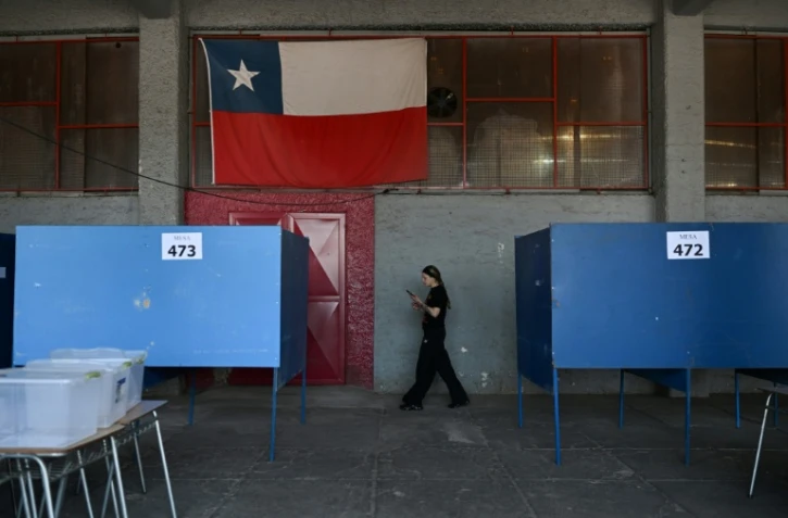 Une femme entre dans le centre de vote au stade national Julio Martínez Prádanos à Santiago, le 15 novembre 2025.