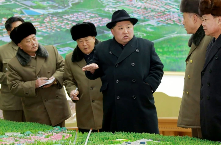 Photo fournie par l'agence nord-coréenne Kcna le 9 décembre 2017 du leader nord-coréen Kim Jong-Un à Samjiyon County