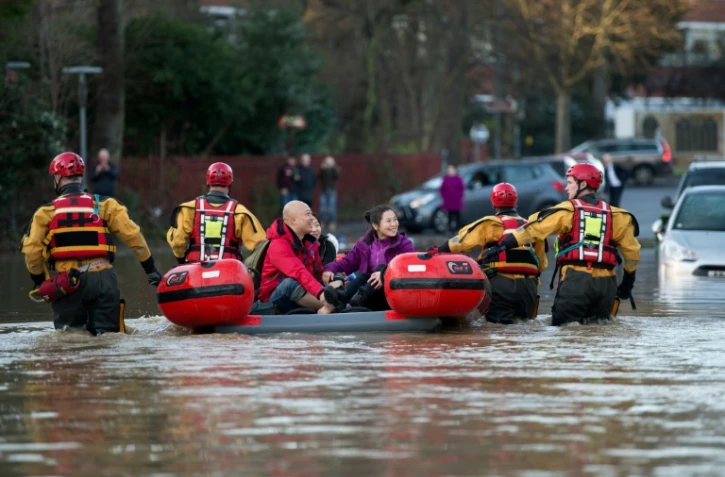 Des habitants évacués de leur domicile le 27 décembre 2015 à York