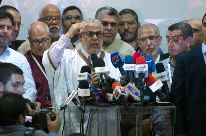 Le Premier ministre marocain, et secrétaire général du parti islamiste PJD, Abdelilah Benkirane (C), parle lors d'une conférence de presse après l'annonce des premiers résultats