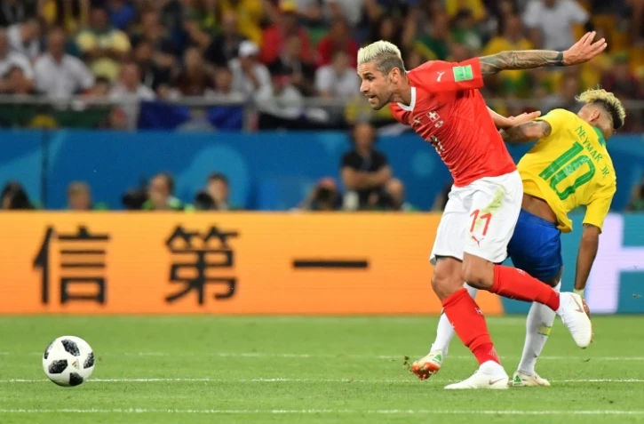 Le Suisse Valon Behrami au duel avec Neymar Jr lors du match contre le Brésil à Rostov-sur-le-Don, le 17 juin 2018