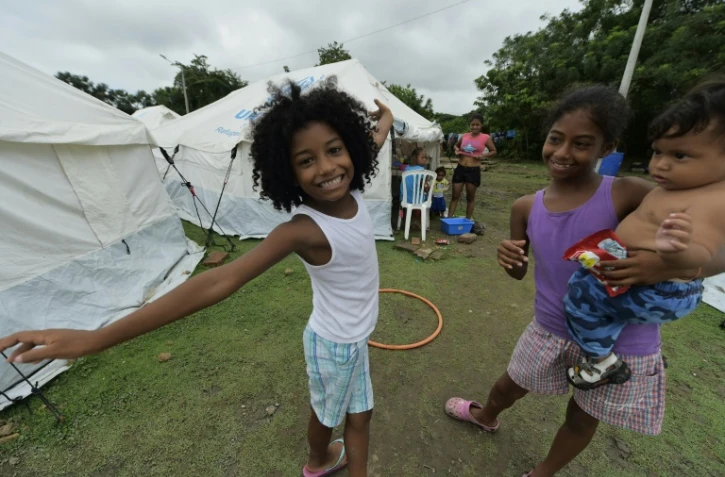 Des enfants  devant les tentes d'un camp de sinistrés à Pedernales 