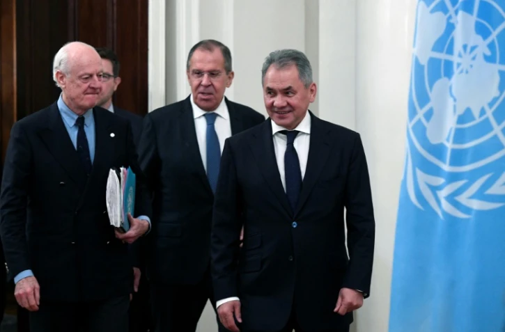L'émissaire de l'ONU pour la Syrie Staffan de Mistura (g), le ministre russe des Affaires étrangères Sergueï Lavrov (c) et le ministre russe de la Défense Sergueï Shoigu (d), le 21 décembre 2017 à Moscou