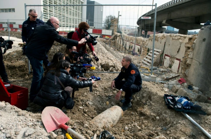 L'expert en déminage Christophe Perrier répond aux journalistes avant la procédure de neutralisation d'une bombe datant de la Seconde guerre mondiale, dans le quartier d'Arenc à Marseille, le 13 mars 2016
