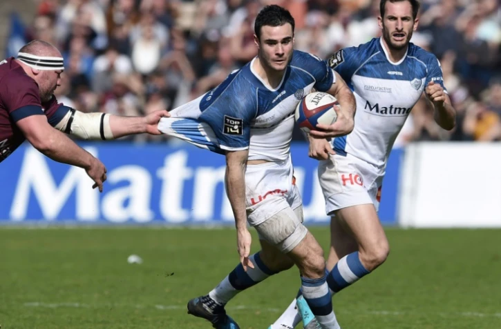 L'arrière de Castres Geoffrey Palis tente de résister à un plaquage lors d'un match du Top 14 contre l'UBB à Bordeaux, le 19 février 2017