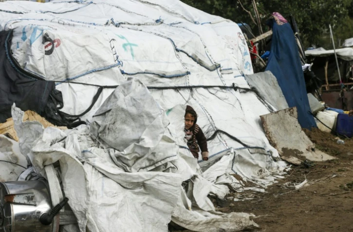 Photo d'un enfant palestinien devant le logement de fortune de sa famille, le 17 janvier 2018 dans la bande de Gaza