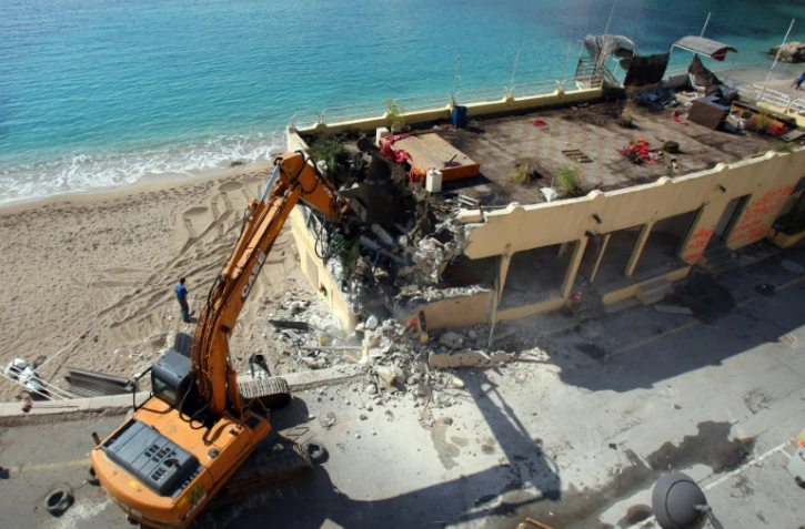 Un bulldozer détruit le restaurant les Marinières à Villefranche-sur-mer le 20 mars 2008