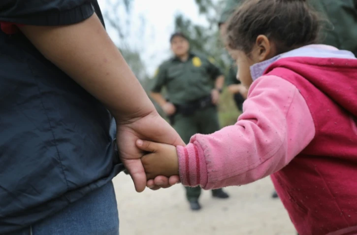 Photo d'archives du 4 janvier 2017 d'agents du contrôle des frontières américaines au Texas emmenant des migrants clandestins originaires d'Amérique centrale en détention 