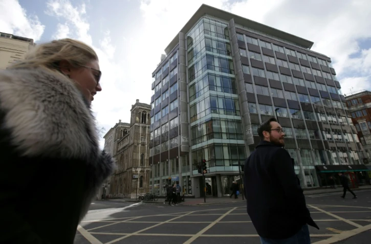 Des passants devant les bureaux de la société Cambridge Analytica dans le centre de Londres, le 20 mars 2018