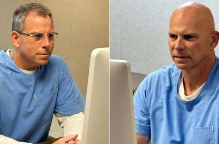 Montage photos montrant Erik Menendez (g), le 21 août 2025, et Lyle Menendez, le 22 août 2025, comparaissant devant la commission des libérations conditionnelles par téléconférence au centre correctionnel Richard J. Donovan à San Diego, en Californie