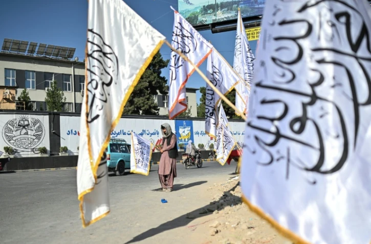 Un vendeur afghan vend des drapeaux talibans à Kaboul le 15 août 2026, alors que le gouvernement taliban célèbre le cinquième anniversaire de son retour au pouvoir
