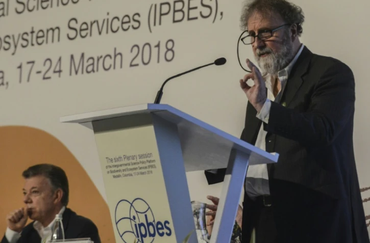 Le président de l'IPBES, Robert Watson, écouté par le président colombien Juan Emmanuel Santos, lors de son discours d'ouverture le 17 mars 2018 à Medellin