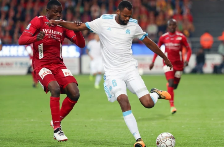 Le Marseillais Rolando (d) à la lutte avec Joseph Akpala d'Ostende au 3e tour  préliminaire retour de la C3, le 3 août 2016 à Ostende