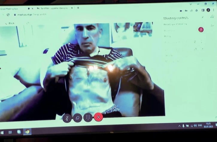 Dans cette capture d'écran, l'ex-président géorgien emprisonné Mikheil Saakashvili apparaît en liaison vidéo depuis une clinique lors d'une audience à Tbilissi, le 3 juillet 2023.