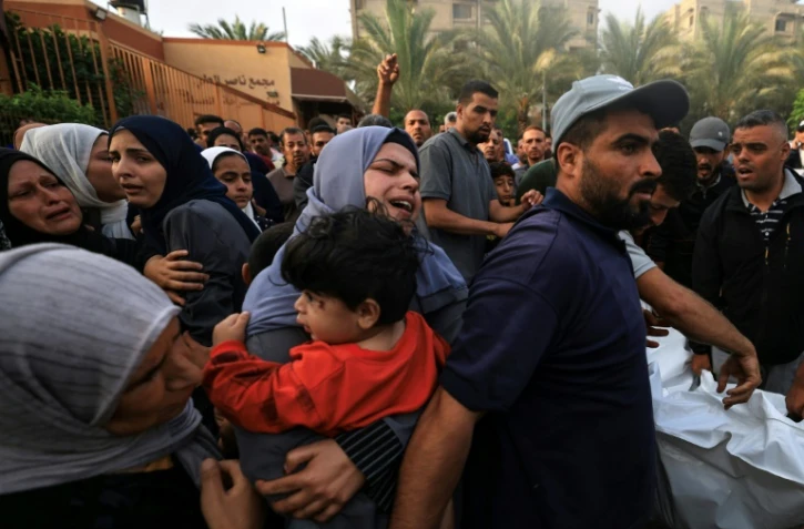 Des Palestiniens rassemblés, le 22 octobre 2023, devant la morgue de l'hôpital Al-Nasr de Kan-Younès, dans la bande de Gaza, où un bombardement israélien a fait au moins treize morts, selon un bilan du Hamas
