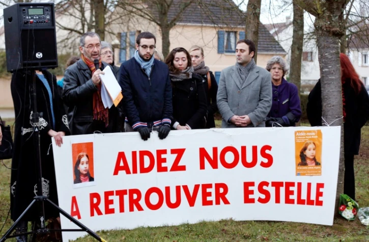 Eric Mouzin (g), père de Estelle Mouzin, lors d'un rassemblement le 11 janvier 2014 à Guermantes (près de Paris)