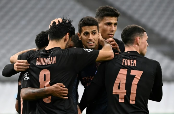 Le milieu allemand de Manchester City, Ilkay Gundogan (g), félicité par ses coéquipiers pour son but lors du match de groupes de la Ligue des champions face à Marseille, au Vélodrome, le 27 octobre 2020