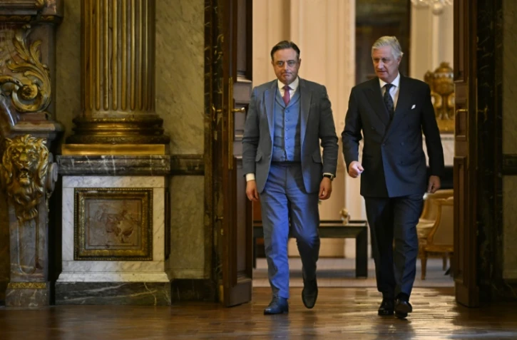 Le roi Philippe de Belgique (d) et le Premier ministre Bart De Wever pour la cérémonie de prestation de serment au Palais royal, à Bruxelles, le 3 février 2025