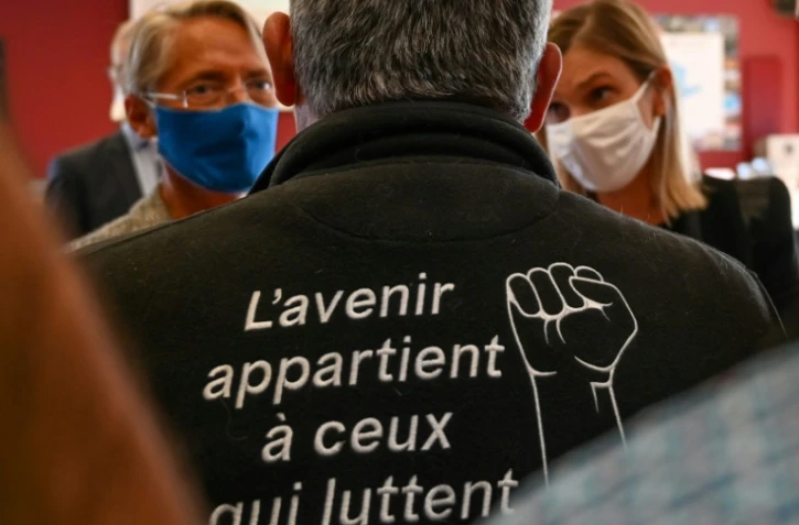 La ministre du travail Elisabeth Borne (g) et la ministre déléguée à l'industrie Agnès Pannier-Runacher (d), s'entretiennent avec des syndicalistes sur le site de l'usine Bridgestone à Béthune, le 21 septembre 2020