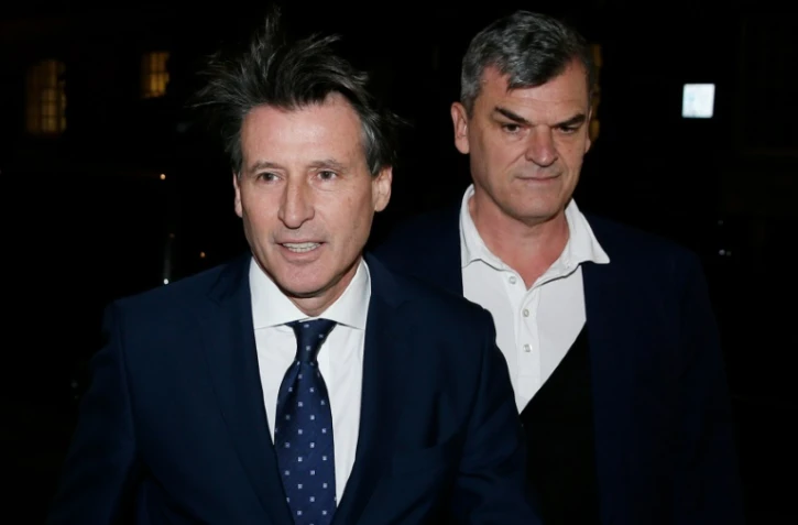 Le président de l'IAAF Sebastien Coe (g) et son directeur de cabinet Nick Davies, le 9 novembre 2015 à Londres