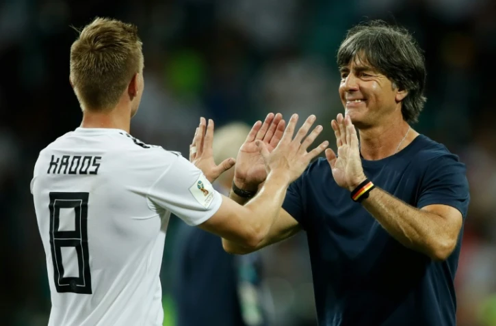 Le buteur décisif de l'Allemagne Toni Kroos (g) félicité par son sélectionneur Joachim Löw après la victoire contre la Suède, le 23 juin 2018 à Sotchi