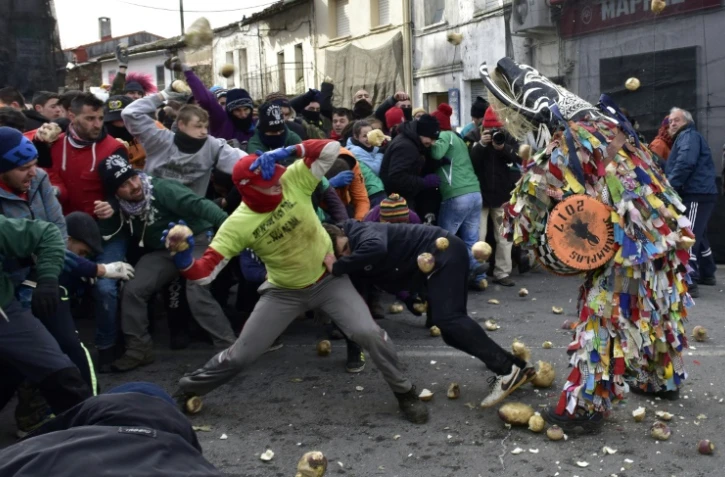 Jet de navets pour exorciser le mal à Piornal, en Espagne, le 19 janvier 2017 