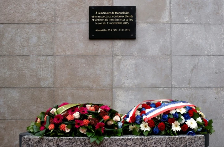 La plaque rendant hommage à Manuel Dias, tué le devant le Stade de France à Saint-Denis, près de Paris, et première victime des attentats du 13 novembre 2015, lors d'une cérémonie organisée le 13 novembre 2024