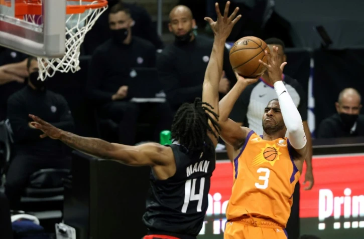 Chris Paul des Phoenix Suns tire malgré la défense de Terance Mann des LA Clippers lors du match 6 de la finale de la conférence Ouest de basket NBA, le 30 juin 2021 à Los Angeles