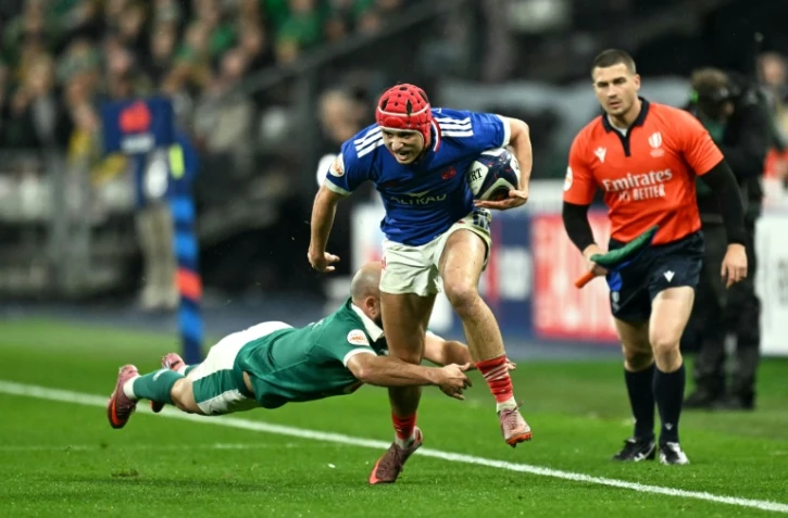 L'ailier du XV de France Louis Bielle-Biarrey échappe à un placage du demi de mêlée irlandais Jamison Gibson-Park, au Stade de France, à Saint-Denis, le 5 février 2026