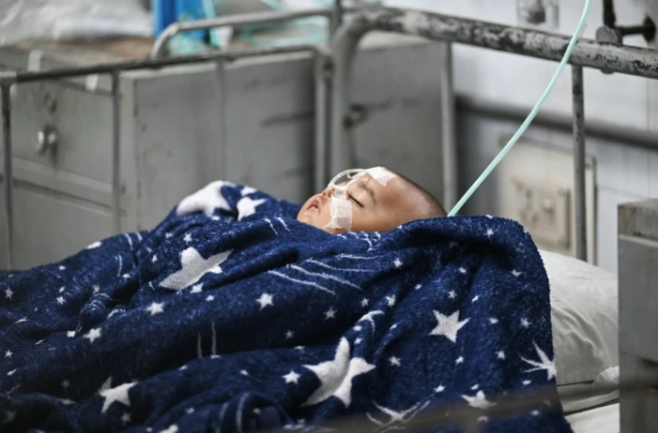 Un enfant reçoit un traitement contre la rougeole à l'hôpital Shishu, le 4 septembre 2026 à Dacca, au Bangladesh