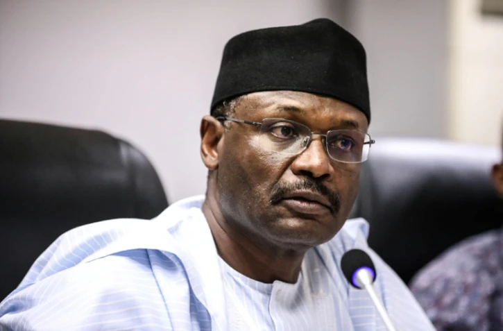 Le président de la Commission électorale du Nigéria, Mahmood Yakubur Mahmood Yakubu, annonce le repport d'une semaine de l'élection présidentielle à Abuja le 16 février 2019