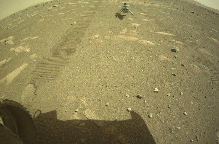 Image diffusée par la Nasa le 4 avril 2021 du mini-hélicoptère Ingenuity, près du rover Perseverance, sur Mars