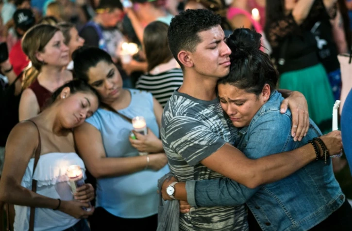 Des personnes se consolent lors d'une veillée funèbre à Orlando le 13 juin 2016